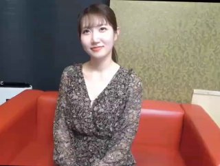 让骚货给她闺蜜打电话一起来操，闺蜜听呻吟都懵了搞得好难受，饥渴难耐，对白非常精彩